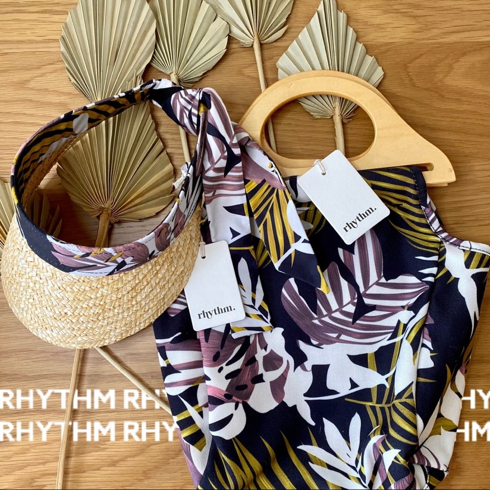Rhythm Livin Tropical Print Purse & Sun Visor Set